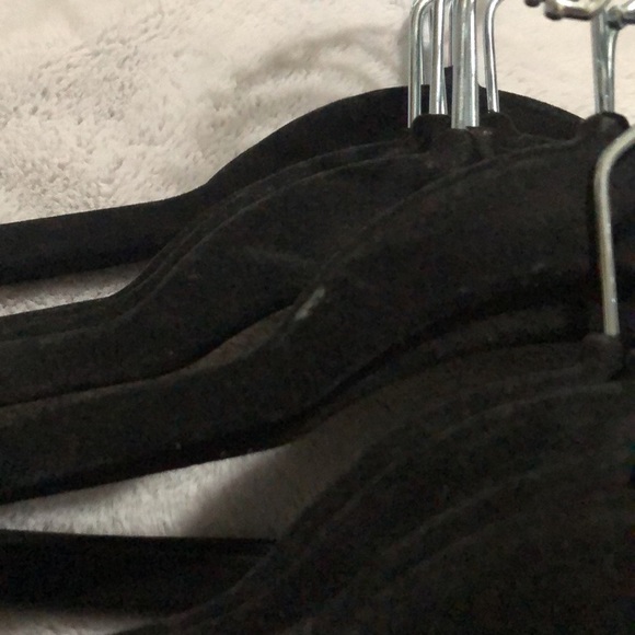 Set of 30 Velvet Flocked Hangers - Picture 3 of 5